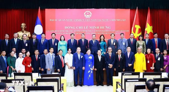 Thủ tướng Lê Minh Hưng với cán bộ, nhân viên Đại sứ quán và cộng đồng người Việt Nam tại Lào. (Ảnh: Dương Giang/TTXVN)