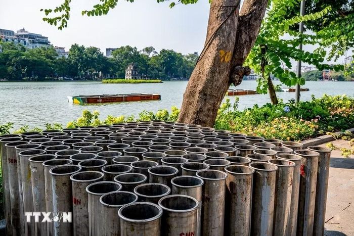 Các ống phóng pháo hoa được tập kết bên hồ Hoàn Kiếm, sẵn sàng phục vụ công tác lắp đặt trận địa bắn pháo hoa kỷ niệm 72 năm Ngày Giải phóng Thủ đô. (Ảnh: TTXVN phát)
