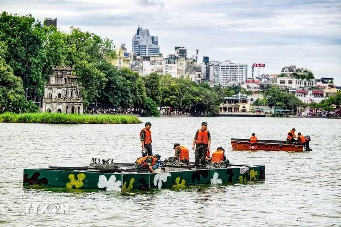 Cán bộ, chiến sỹ Bộ Tư lệnh Thủ đô Hà Nội triển khai lắp đặt hệ thống pháo hoa trên mặt hồ Hoàn Kiếm, chuẩn bị phục vụ chương trình kỷ niệm 72 năm Ngày Giải phóng Thủ đô. (Ảnh: TTXVN phát)