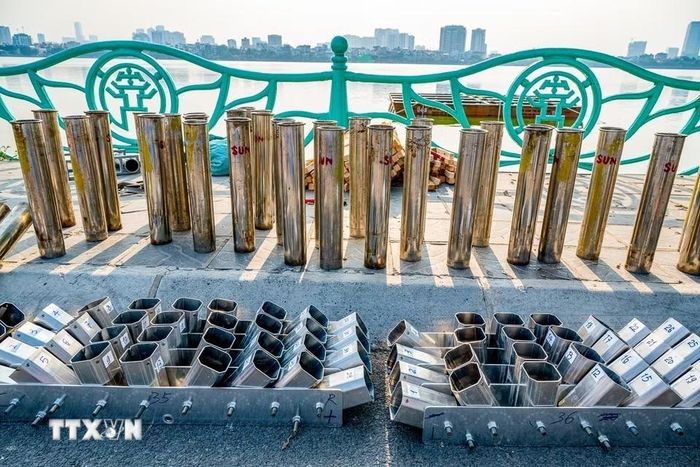Các ống phóng và giàn pháo hoa được tập kết tại khu vực hồ Tây (Hà Nội), chuẩn bị cho chương trình bắn pháo hoa tối 10/10/2026. (Ảnh: TTXVN phát)