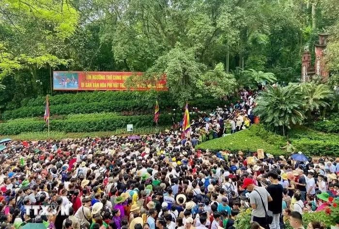Du khách dự Lễ hội Đền Hùng. (Ảnh: Tạ Toàn/TTXVN)