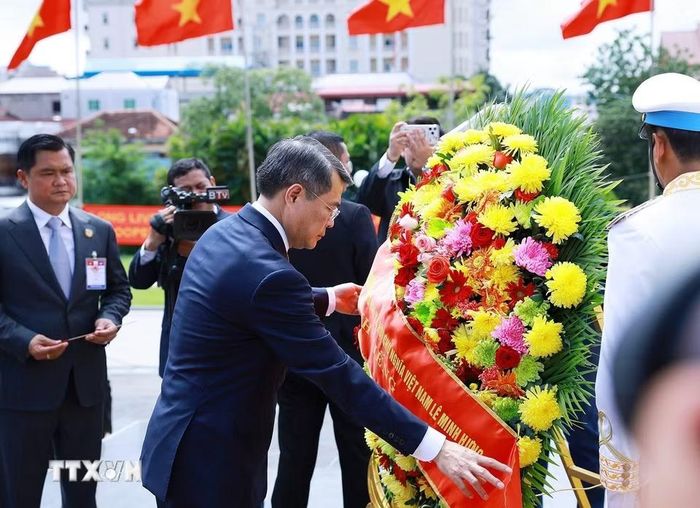 Thủ tướng Chính phủ Lê Minh Hưng đặt hoa tại Đài Hữu nghị Campuchia-Việt Nam ở Thủ đô Phnom Penh. (Ảnh: Dương Giang/TTXVN)
