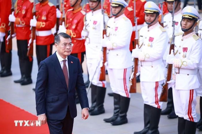 Thủ tướng Lê Minh Hưng đến đặt hoa tại Đài Độc lập ở thủ đô Phnom Penh. (Ảnh: Dương Giang/TTXVN)