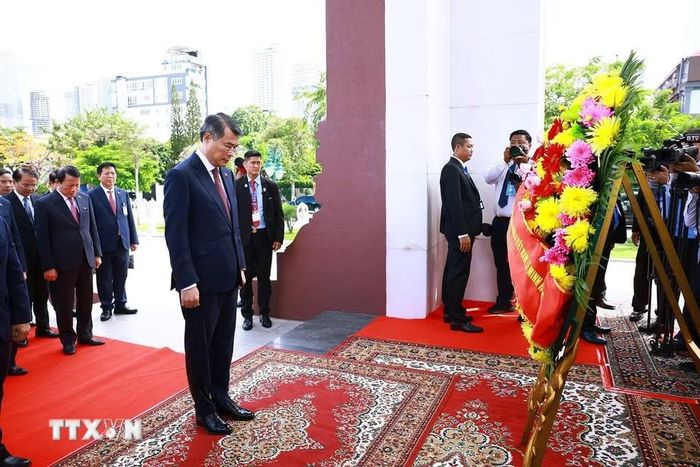 Thủ tướng Lê Minh Hưng đặt hoa tại Đài tưởng niệm cố Quốc vương Norodom Sihanouk ở thủ đô Phnom Penh. (Ảnh: Dương Giang/TTXVN)