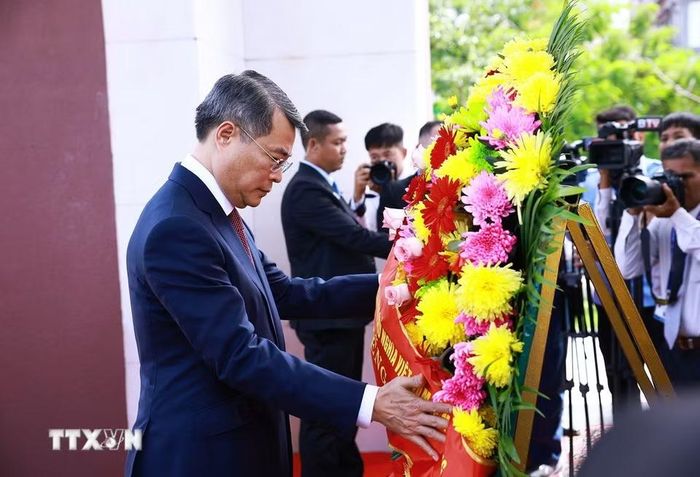 Thủ tướng Lê Minh Hưng đặt hoa tại Đài tưởng niệm cố Quốc vương Norodom Sihanouk ở thủ đô Phnom Penh. (Ảnh: Dương Giang/TTXVN)