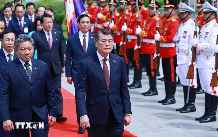 Thủ tướng Lê Minh Hưng đến đặt hoa tại Đài tưởng niệm cố Quốc vương Norodom Sihanouk ở thủ đô Phnom Penh. (Ảnh: Dương Giang/TTXVN)