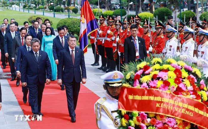 Thủ tướng Lê Minh Hưng đến đặt hoa tại Đài tưởng niệm cố Quốc vương Norodom Sihanouk ở thủ đô Phnom Penh. (Ảnh: Dương Giang/TTXVN)