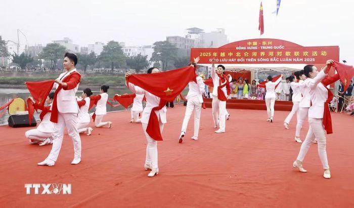 Giao lưu Hát đối trên sông biên giới Bắc Luân giữa thanh niên Móng Cái (Việt Nam) và thanh niên Đông Hưng (Trung Quốc) năm 2025. (Ảnh: TTXVN phát)