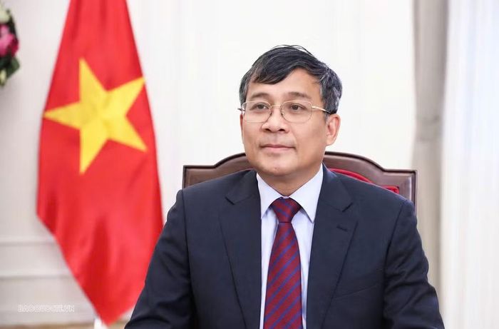 Ủy viên Trung ương Đảng, Thứ trưởng Thường trực Bộ Ngoại giao Nguyễn Minh Vũ trả lời phỏng vấn báo chí. (Ảnh: Thành Long)