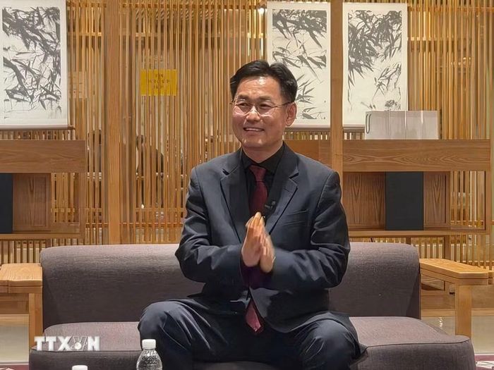 Giám đốc điều hành Trung tâm Văn hóa Châu Á Quốc gia Kim Sang Ug trả lời phỏng vấn phóng viên TTXVN. (Ảnh: Đào Lâm/TTXVN)