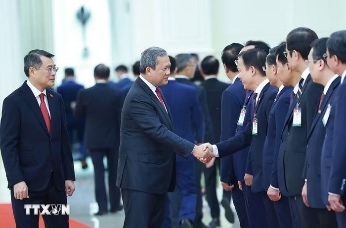 Thủ tướng Campuchia Hun Manet với các thành viên đoàn Việt Nam. (Ảnh: Dương Giang/TTXVN)