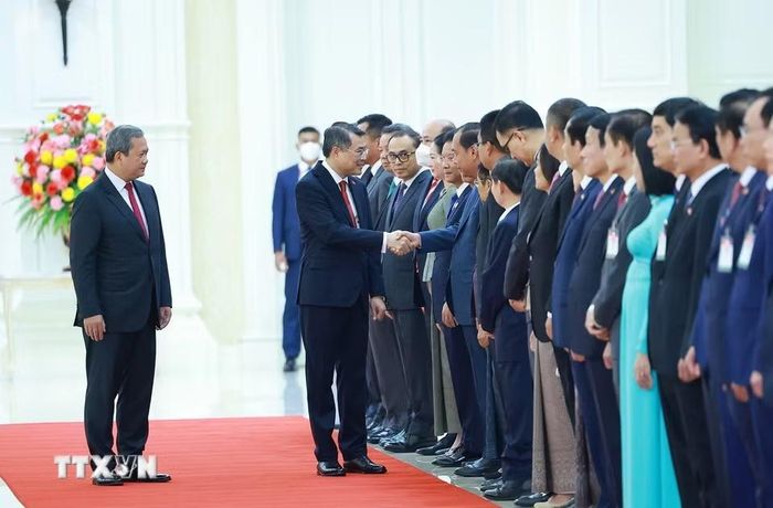 Thủ tướng Lê Minh Hưng với các thành viên đoàn Campuchia. (Ảnh: Dương Giang/TTXVN)