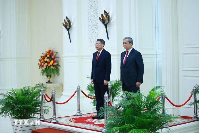 Thủ tướng Lê Minh Hưng và Thủ tướng Hun Manet trên bục danh dự, nghe quân nhạc cử Quốc thiều hai nước. (Ảnh: Dương Giang/TTXVN)