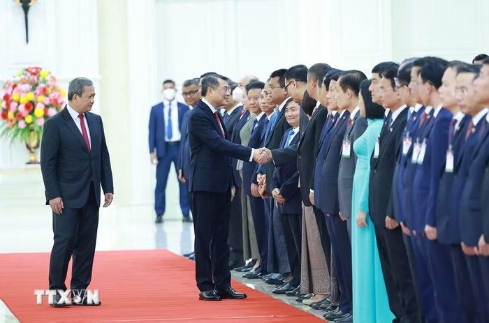 Thủ tướng Lê Minh Hưng với các thành viên đoàn Campuchia. (Ảnh: Dương Giang/TTXVN)
