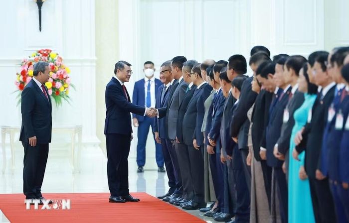Thủ tướng Lê Minh Hưng với các thành viên đoàn Campuchia. (Ảnh: Dương Giang/TTXVN)