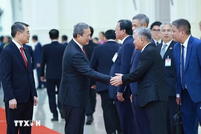 Thủ tướng Campuchia Hun Manet với các thành viên đoàn Việt Nam. (Ảnh: Dương Giang/TTXVN)