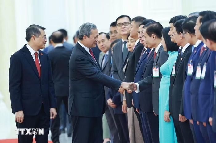 Thủ tướng Campuchia Hun Manet với các thành viên đoàn Việt Nam. (Ảnh: Dương Giang/TTXVN)