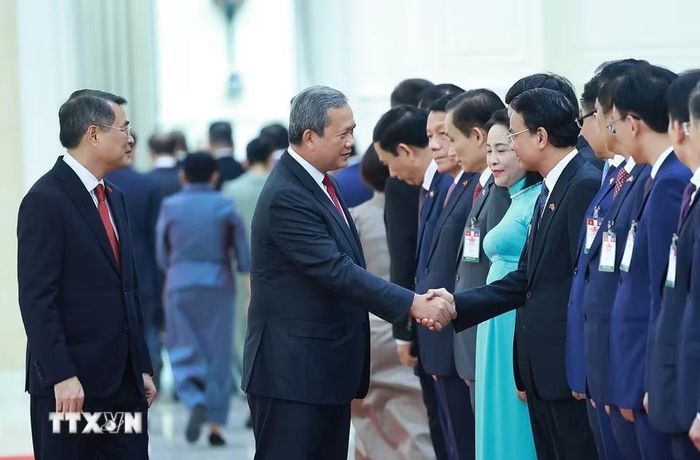 Thủ tướng Campuchia Hun Manet với các thành viên đoàn Việt Nam. (Ảnh: Dương Giang/TTXVN)