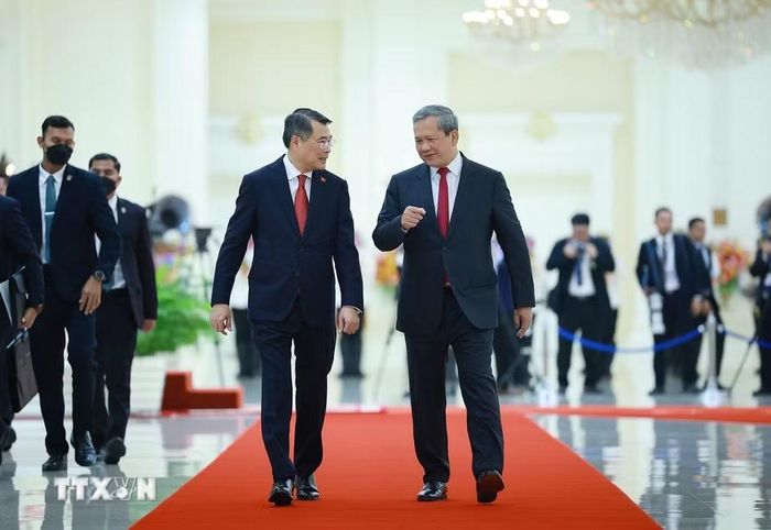 Thủ tướng Hun Manet đón Thủ tướng Lê Minh Hưng thăm chính thức Vương quốc Campuchia. (Ảnh: Dương Giang/TTXVN)