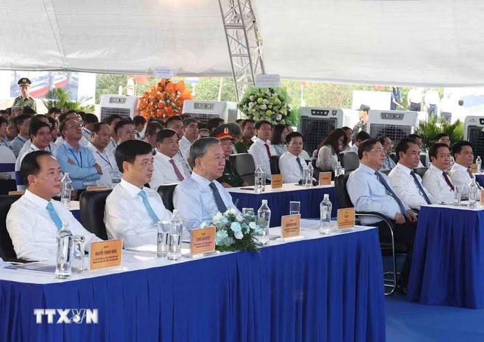 Tổng Bí thư, Chủ tịch nước Tô Lâm và các đại biểu dự Lễ khởi công Dự án nâng cấp, hiện đại hóa và cải thiện môi trường nước hệ thống thủy lợi Bắc Hưng Hải. (Ảnh: Thống Nhất/TTXVN)