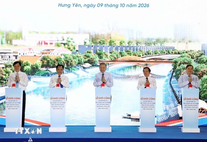 Tổng Bí thư, Chủ tịch nước Tô Lâm và các đại biểu thực hiện nghi thức khởi công Dự án nâng cấp, hiện đại hóa và cải thiện môi trường nước hệ thống thủy lợi Bắc Hưng Hải. (Ảnh: Thống Nhất/TTXVN)
