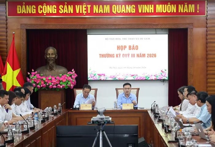 Chánh Văn phòng, Người phát ngôn Bộ Văn hóa, Thể thao và Du lịch Cao Lê Tuấn Anh và Phó Cục trưởng Cục Báo chí Nguyễn Văn Hiếu chủ trì họp báo. (Ảnh: Trần Huấn)