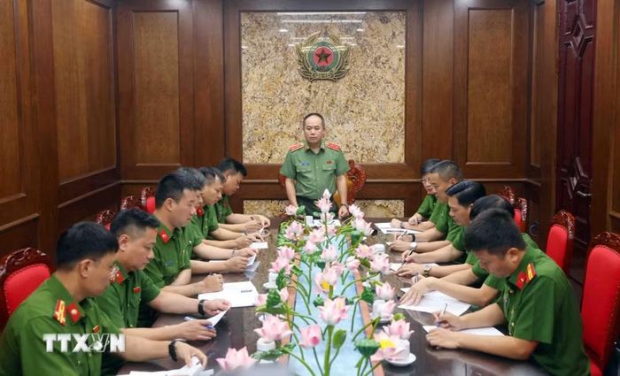 Trung tướng, Anh hùng Lực lượng vũ trang nhân dân Nguyễn Thanh Tùng, Giám đốc Công an thành phố Hà Nội họp bàn triển khai công việc với các đơn vị trong lực lượng Công an Thủ đô. (Ảnh: Phạm Kiên/TTXVN)