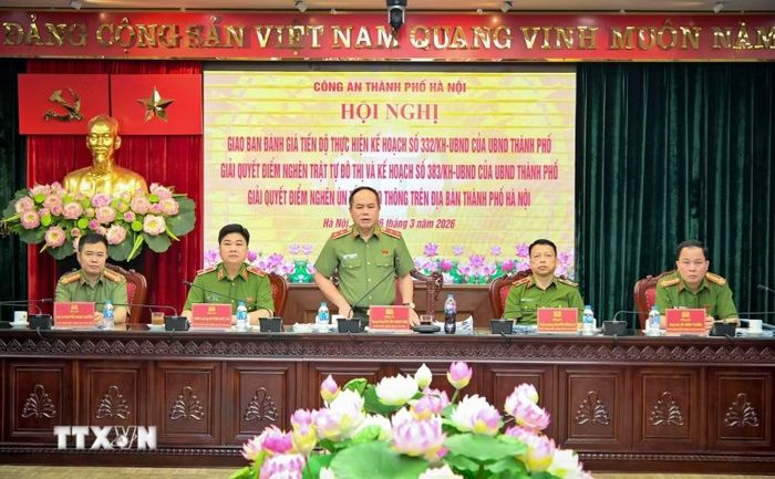 Trung tướng, Anh hùng Lực lượng vũ trang nhân dân Nguyễn Thanh Tùng, Giám đốc Công an thành phố Hà Nội yêu cầu siết chặt kỷ cương quản lý vỉa hè, xử lý nghiêm các vi phạm và không để hình thành thêm điểm ùn tắc mới, nhằm lập lại trật tự đô thị bền vững. (Ảnh: Trung Mạnh/TTXVN)
