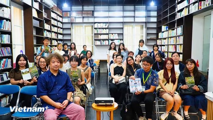 Triển lãm mở ra không gian đối thoại trực tiếp giữa nghệ sỹ Kito Kengo với công chúng và giới sáng tạo Hà Nội. (Ảnh: Ngân Bình/Vietnam+)