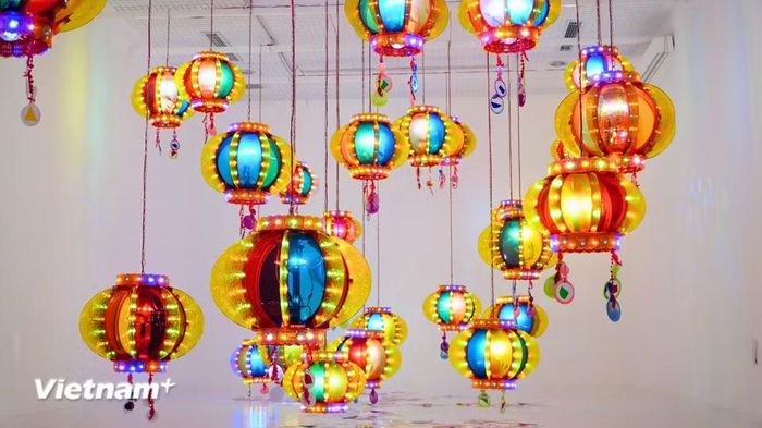 “Huyễn Sắc Xoay Vần” kết hợp ánh sáng và hệ thống gương tạo hiệu ứng thị giác ảo diệu, một dấu ấn giao thoa văn hóa Việt - Nhật. (Ảnh: Ngân Bình/Vietnam+)