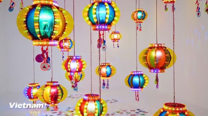 Các tác phẩm sắp đặt đặc trưng của nghệ sỹ Kito Kengo, với những chiếc lồng đèn phản chiếu đa sắc màu tại triển lãm “Huyễn sắc xoay vần”. (Ảnh: Ngân Bình/Vietnam+)