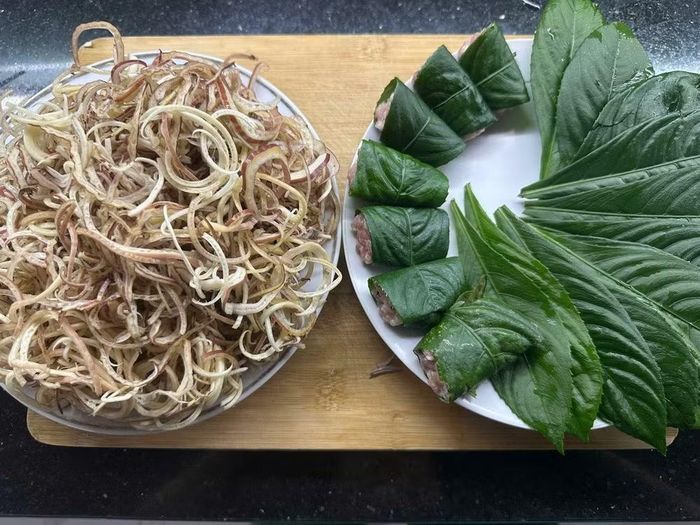 Hoa chuối thái mỏng là món rau làm nên nét riêng cho bún Bung Hưng Yên. (Ảnh: Vietnam+)