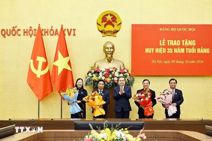 Chủ tịch Quốc hội Trần Thanh Mẫn trao Huy hiệu 35 năm tuổi Đảng và chúc mừng các đồng chí lãnh đạo, nguyên lãnh đạo của Quốc hội. (Ảnh: Doãn Tấn/TTXVN)
