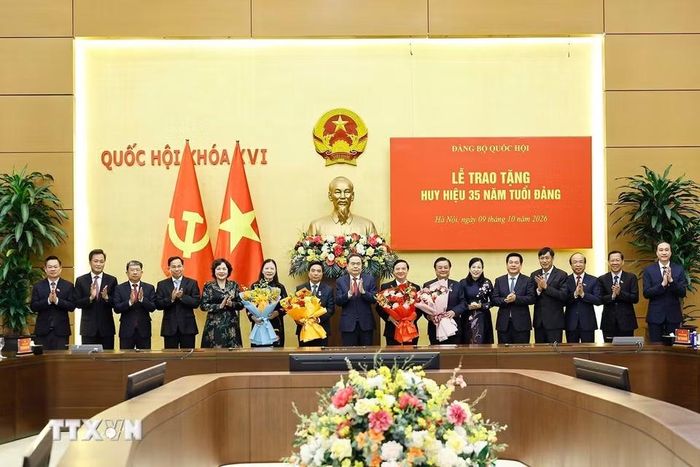 Chủ tịch Quốc hội Trần Thanh Mẫn và lãnh đạo Quốc hội chúc mừng các đồng chí lãnh đạo, nguyên lãnh đạo Quốc hội nhận Huy hiệu 35 năm tuổi Đảng. (Ảnh: Doãn Tấn/TTXVN)