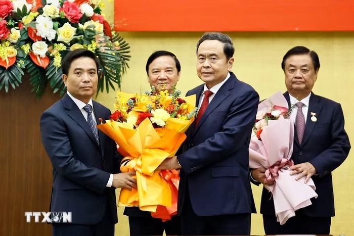 Chủ tịch Quốc hội Trần Thanh Mẫn trao Huy hiệu 35 năm tuổi Đảng và chúc mừng Phó Chủ tịch Quốc hội Nguyễn Doãn Anh. (Ảnh: Doãn Tấn/TTXVN)