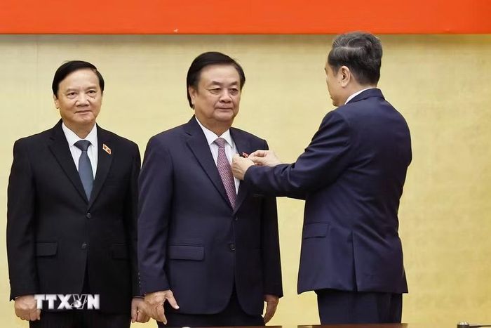 Chủ tịch Quốc hội Trần Thanh Mẫn trao Huy hiệu 35 năm tuổi Đảng cho nguyên Phó Chủ tịch Quốc hội Lê Minh Hoan. (Ảnh: Doãn Tấn/TTXVN)
