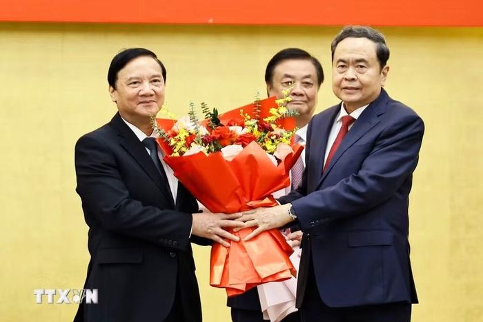 Chủ tịch Quốc hội Trần Thanh Mẫn trao Huy hiệu 35 năm tuổi Đảng và chúc mừng Phó Chủ tịch Quốc hội Nguyễn Khắc Định. (Ảnh: Doãn Tấn/TTXVN)