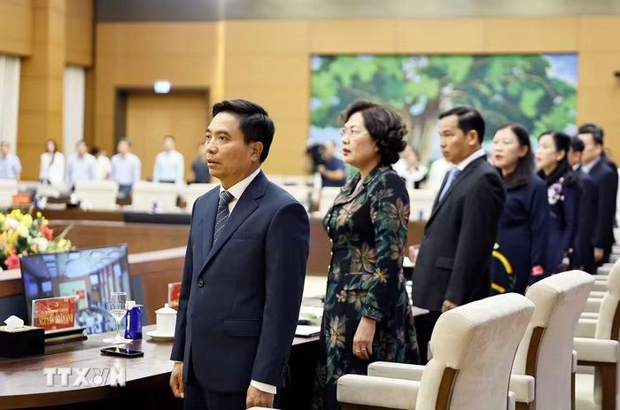 Lãnh đạo Quốc hội và đại biểu thực hiện nghi thức chào cờ. (Ảnh: Doãn Tấn/TTXVN)