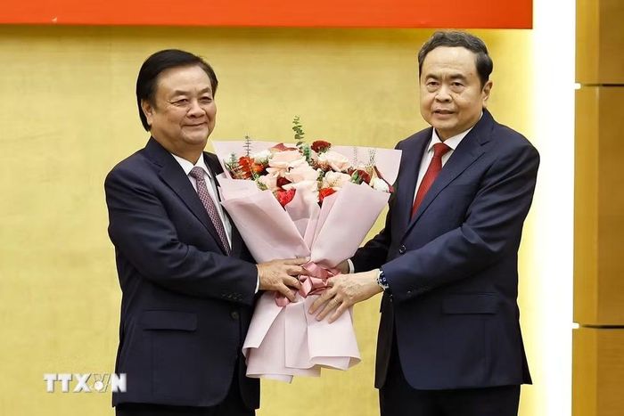 Chủ tịch Quốc hội Trần Thanh Mẫn trao Huy hiệu 35 năm tuổi Đảng và chúc mừng nguyên Phó Chủ tịch Quốc hội Lê Minh Hoan. (Ảnh: Doãn Tấn/TTXVN)