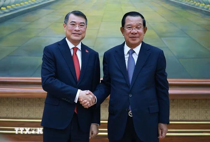 Thủ tướng Lê Minh Hưng đến chào Chủ tịch Đảng Nhân dân Campuchia, Chủ tịch Thượng viện Hun Sen. (Ảnh: Dương Giang/TTXVN)