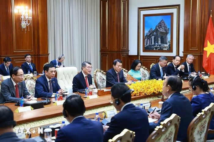 Thủ tướng Lê Minh Hưng phát biểu tại cuộc gặp Chủ tịch Đảng Nhân dân Campuchia, Chủ tịch Thượng viện Hun Sen. (Ảnh: Dương Giang/TTXVN)