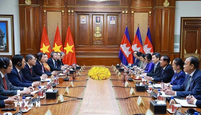 Thủ tướng Lê Minh Hưng đến chào Chủ tịch Đảng Nhân dân Campuchia, Chủ tịch Thượng viện Hun Sen. (Ảnh: Dương Giang/TTXVN)