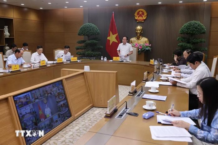 Phó Thủ tướng Lê Tiến Châu chủ trì họp với các bộ, ngành và địa phương về tiến độ sắp xếp các cơ sở giáo dục mầm non, giáo dục phổ thông; tình hình, tiến độ triển khai xây dựng và vận hành các trường phổ thông nội trú liên cấp tại các xã biên giới. (Ảnh: Lâm Khánh/TTXVN)