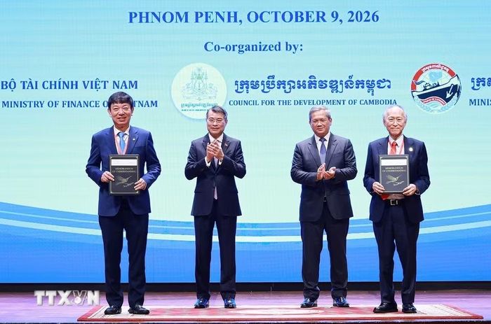 Thủ tướng Lê Minh Hưng và Thủ tướng Campuchia Hun Manet chứng kiến trao thỏa thuận hợp tác giữa doanh nghiệp Việt Nam-Campuchia. (Ảnh: Dương Giang/TTXVN)