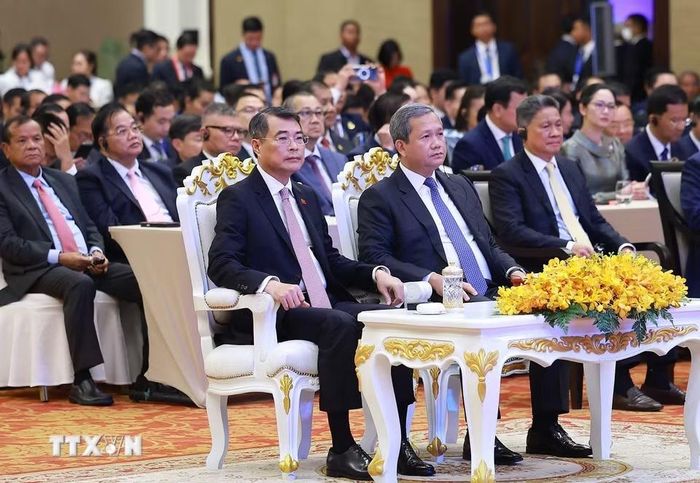 Thủ tướng Lê Minh Hưng và Thủ tướng Campuchia Hun Manet tham dự Diễn đàn Doanh nghiệp Việt Nam-Campuchia 2026. (Ảnh: Dương Giang/TTXVN)