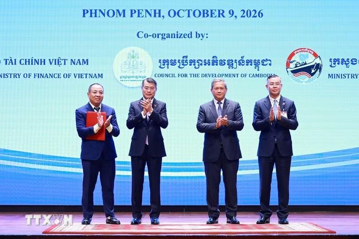 Thủ tướng Lê Minh Hưng và Thủ tướng Campuchia Hun Manet chứng kiến trao thỏa thuận hợp tác giữa doanh nghiệp Việt Nam-Campuchia. (Ảnh: Dương Giang/TTXVN)