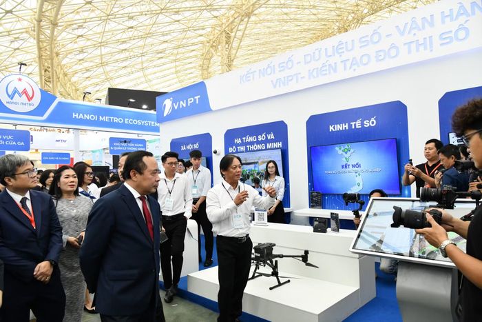 Bộ trưởng Bộ Khoa học và Công nghệ thăm gian hàng của VNPT. (Ảnh: PV/Vietnam+)