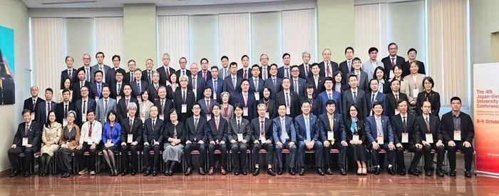 Thứ trưởng Bộ Giáo dục và Đào tạo Lê Quân chụp ảnh chụp lưu niệm cùng các đại biểu tham gia Hội nghị Hiệu trưởng các trường đại học Việt Nam - Nhật Bản lần thứ tư. (Ảnh: Bộ GD-ĐT)