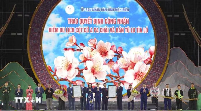 Trao Quyết định công nhận điểm du lịch A Pa Chải và bản Tù Lu-Tìa Ló cho chính quyền xã Sín Thầu và xã Pu Nhi, tỉnh Điện Biên. (Ảnh: Xuân Tư/TTXVN)