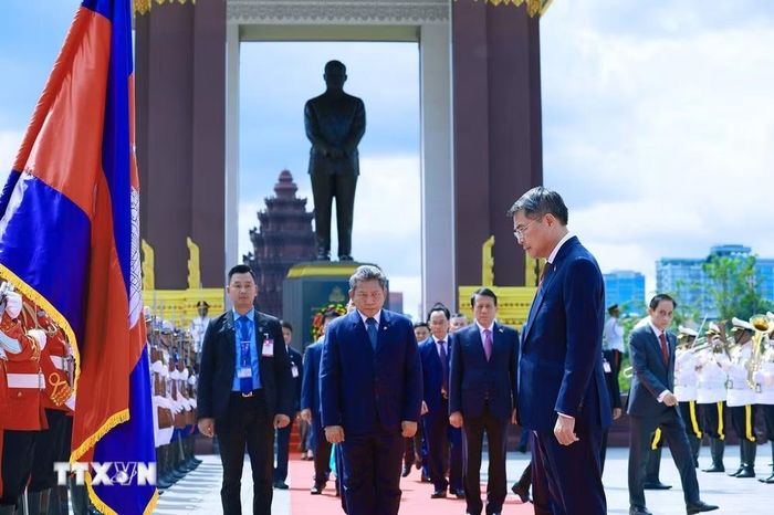 Thủ tướng Lê Minh Hưng đến đặt hoa tại Đài tưởng niệm cố Quốc vương Norodom Sihanouk ở thủ đô Phnom Penh. (Ảnh: Dương Giang/TTXVN)